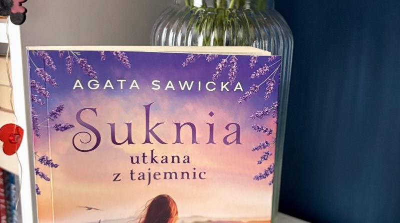 Agata Sawicka – “Suknia utkana z tajemnic”